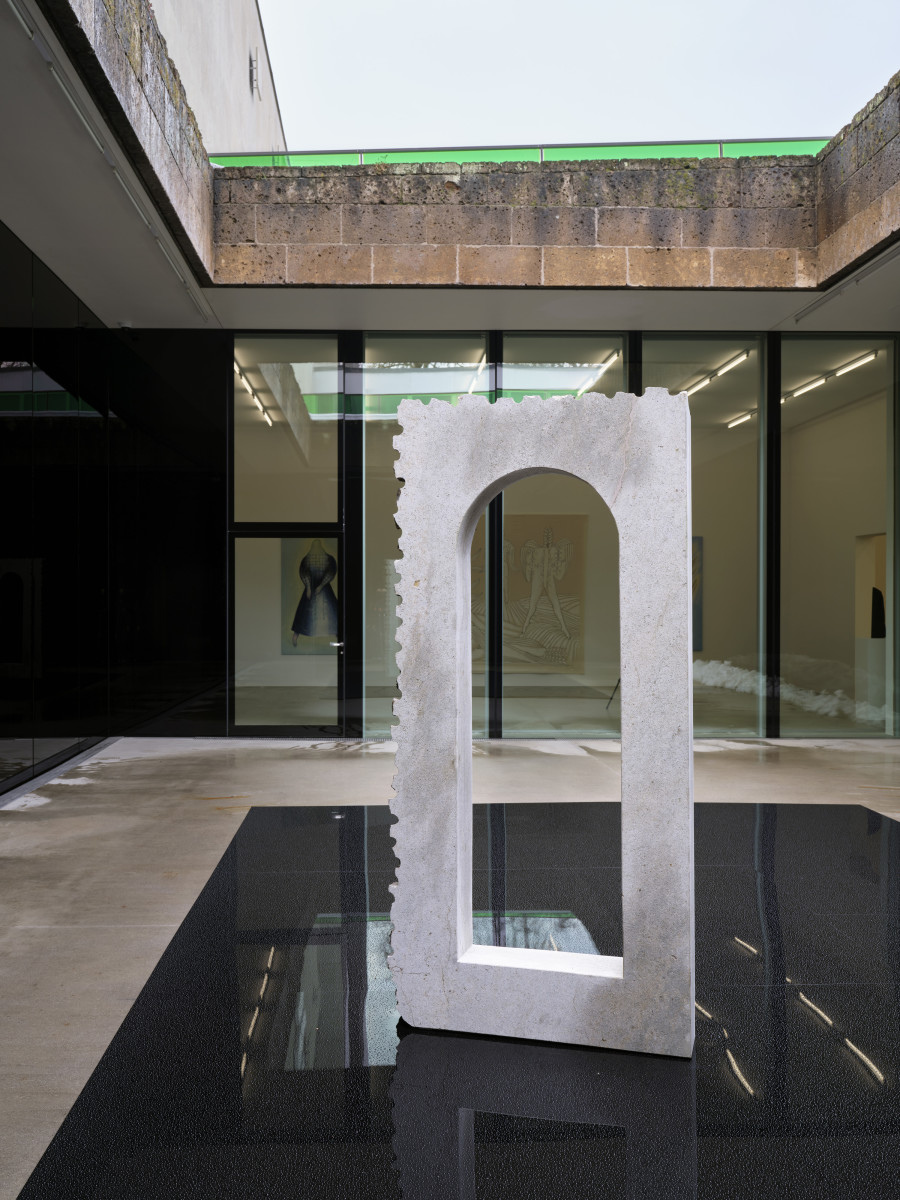 Installationsansicht Kosmos Emma Kunz. Eine Visionärin im Dialog mit zeitgenössischer Kunst 2.3. – 24.5.2021, Aargauer Kunsthaus, Aarau. Lauryn Youden Peering through a Half-Open Door, 2021 Sandstein aus dem Römersteinbruch, Würenlos, schwarzes Plexiglas, schwarze Fensterfolie Masse variabel Courtesy of the artist. Foto: Conradin Frei, Zürich