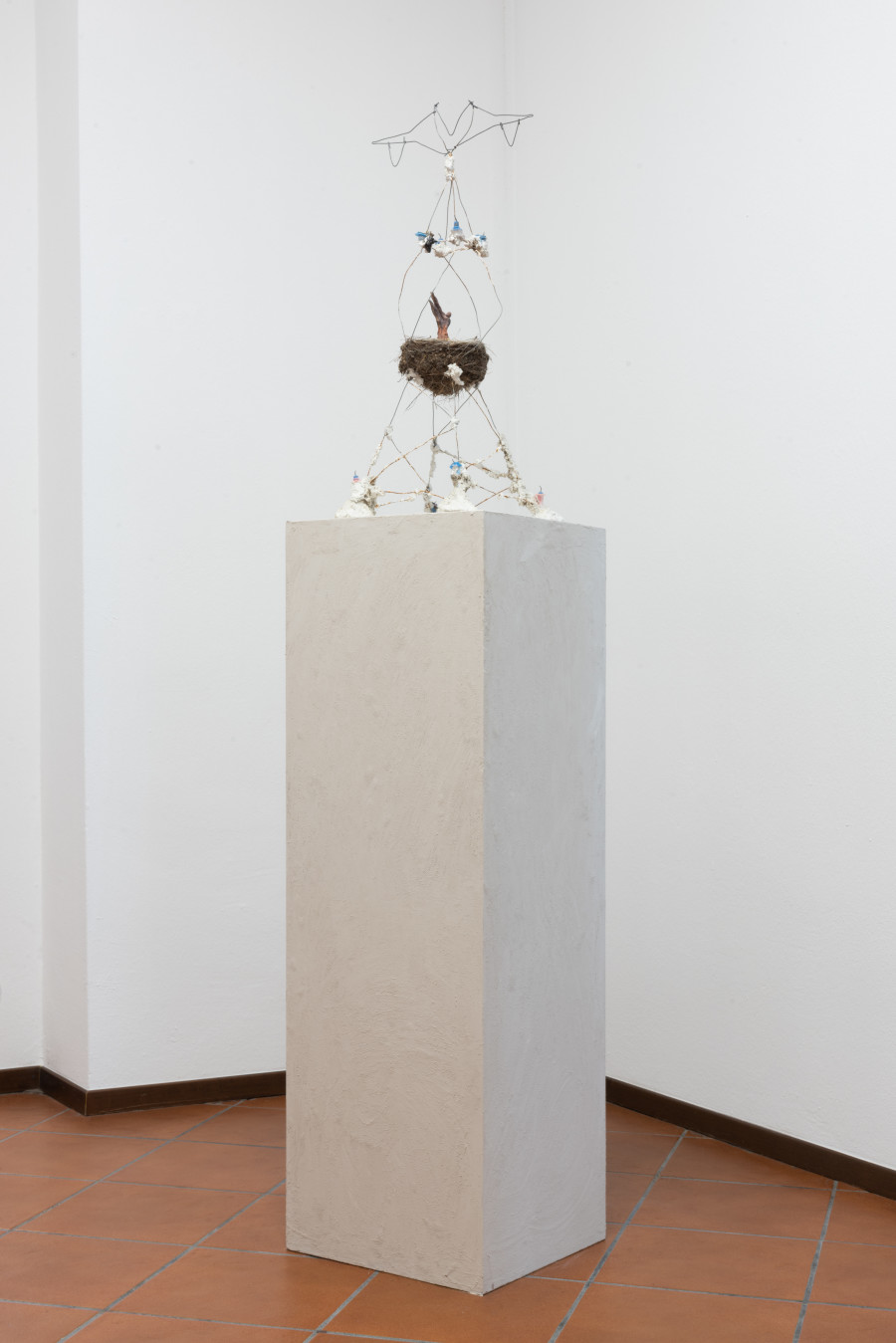 Ugo Gattini, Traliccio , Gesso, farina, silicone, terracotta, ferro, plastica, cera, fuoco, nido di merlo, 25x65x25cm, 2018-2020.