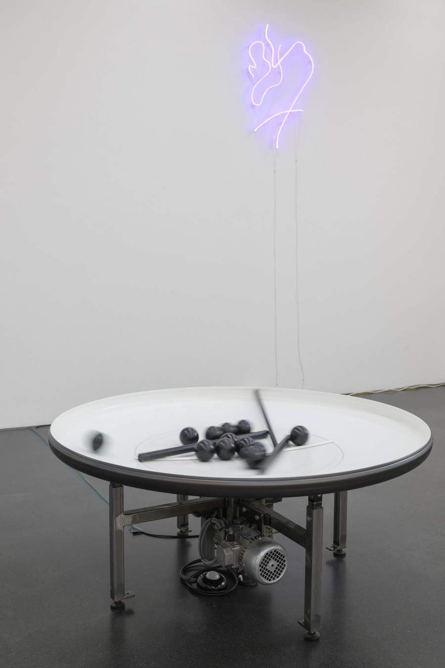 Ausstellungsansicht Claudia Kübler. Drei Sekunden vor Mitternacht, 2022, mit Seconds, Minutes, Aeons, 2021 und 24/7, 2022. Foto: Marc Latzel, Courtesy of the artist