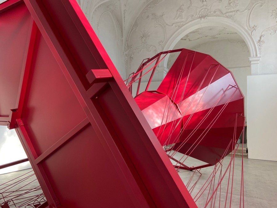 Michael Göbel, Roundabout. Installation view, Haus der Kunst St. Josef, 2022.