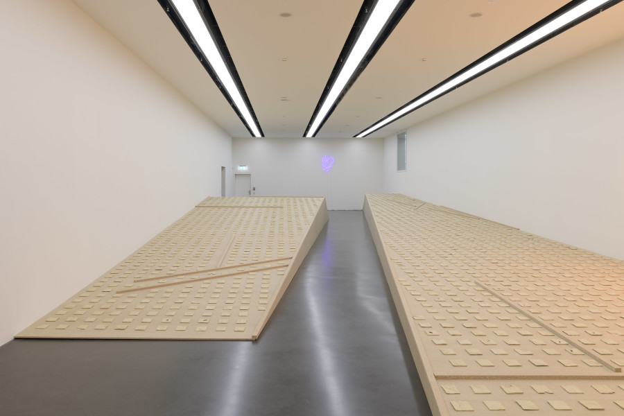 Ausstellungsansicht Claudia Kübler. Drei Sekunden vor Mitternacht, 2022, mit Slices of Beginning, 2022 und 24/7, 2022. Foto: Marc Latzel, Courtesy of the artist