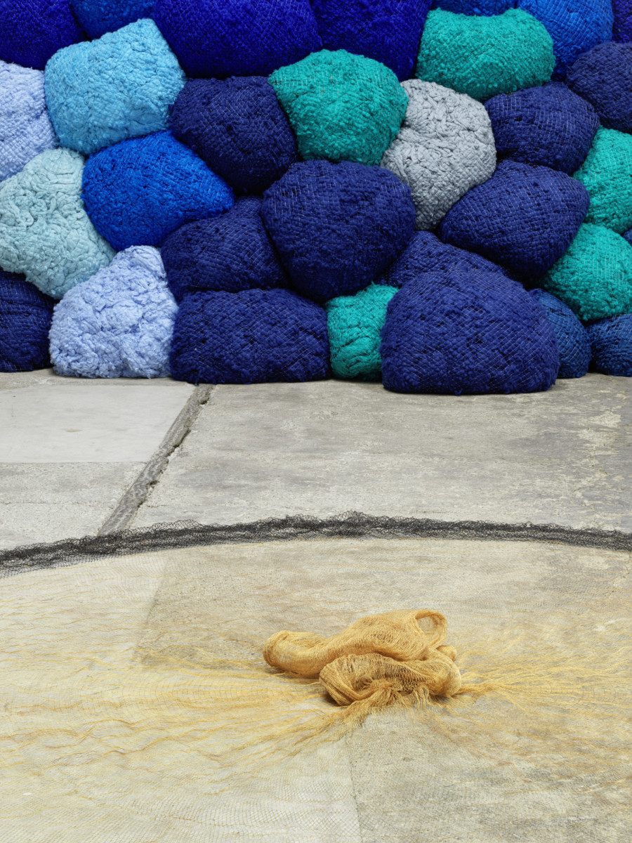 Sheila Hicks, a little bit of a lot of things, installation view LOK by Kunstmuseum St.Gallen, Photo: Stefan Altenburger. © 2023, ProLitteris, Zürich