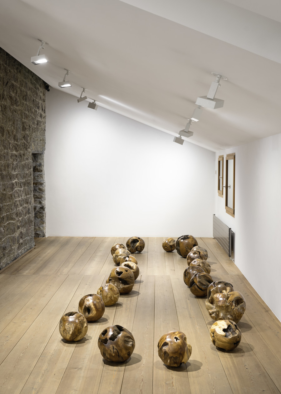 Exhibition view, Su-Mei Tse, Mala, 2022, wood, 600 x 185 x 42 cm, Unique, Jenseits der Wolken, 2022, lettering, steel in light grey, 17 x 80 x 5 cm, 1/3. Photo: Ralph Feiner, Courtesy of the artist and Galerie Tschudi
