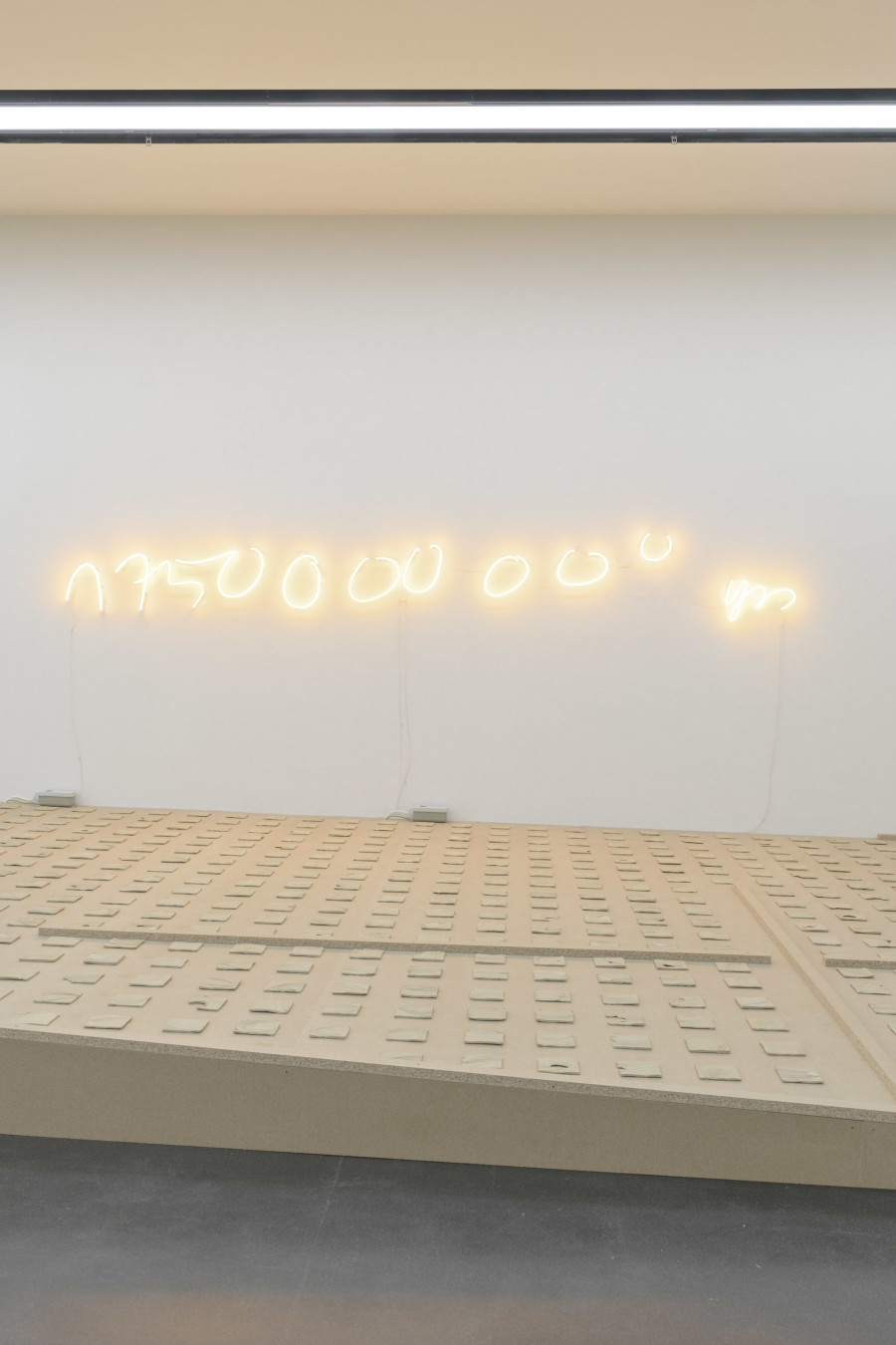 Ausstellungsansicht Claudia Kübler. Drei Sekunden vor Mitternacht, 2022, mit Slices of Beginning, 2022 und years, yours, 2022. Foto: Marc Latzel, Courtesy of the artist