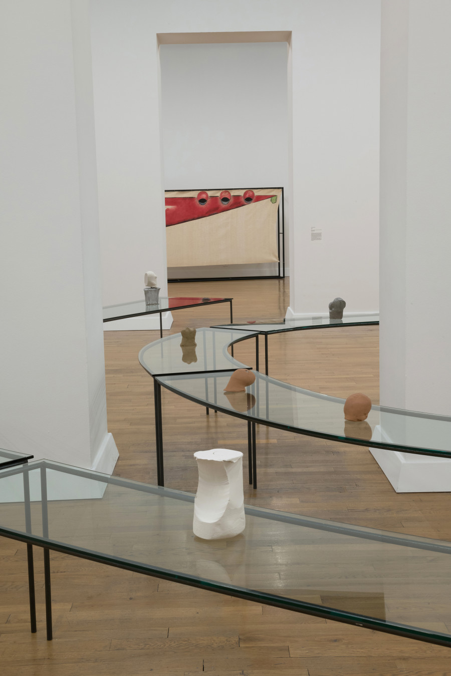 Marisa et Mario Merz Sans titre, 2002 Structure métallique, verre, argile crue, bronze, aluminium, paraffine, pigments 750 x 780 x 100 cm © Collezione Merz, photo: F. Bevilacqua