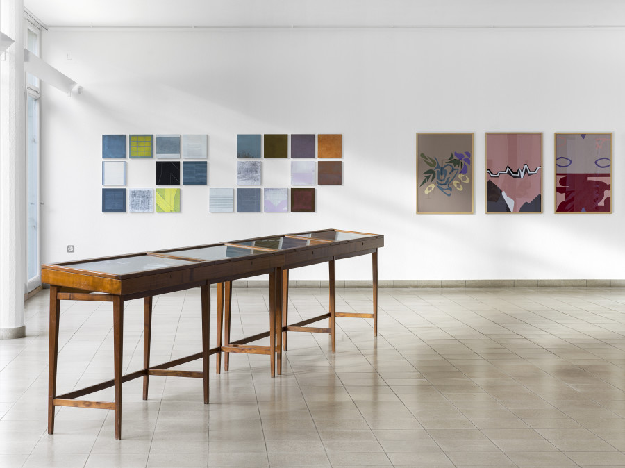 Elsbeth Kuchen, SELPHY, 2022, Ruth Hoesli, „... ongoing series ...“ Bilder im Dialog, 2021/2022, Susanne Hauser, Abstraktionen, 2021, Aktionsraum, 2022. Kunstschaffen Glarus 2022 (A-L), exhibition view, Kunsthaus Glarus, 2022. Photo: Cedric Mussano