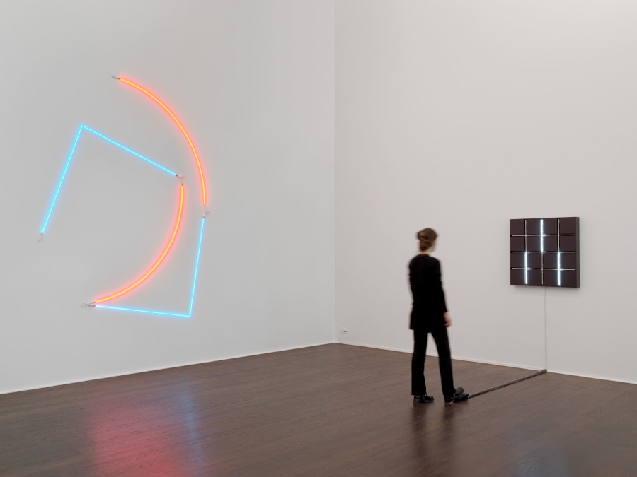 Installation view, ‘François Morellet. Neons’ at Hauser & Wirth, Zurich, Limmatstrasse, 24 March – 21 May 2022. © François Morellet/ADAGP, Paris. Courtesy François Morellet Estate. Photo: Stefan Altenburger Photography Zürich