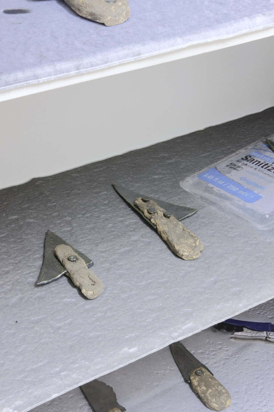 Hadas Auerbach, Knives, 1-23/23, 2020, ceramic and glaze on printed textile, various dimensions. Photography: Sebastian Verdon/ all images copyright and courtesy of the artists, CAN Centre d’art Neuchâtel, Sans titre (2016).