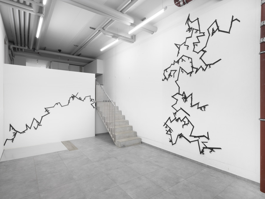 Giovanna Belossi, Folgorato, 2022, ceramics, brass fastener, variable dimensions, All Stars, Lausanne — Picture © Julien Gremaud