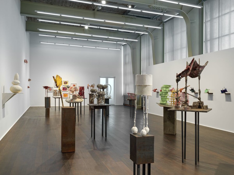 Phyllida Barlow ‘small worlds,’ Hauser & Wirth Zürich, 2021. Phyllida Barlow © Phyllida Barlow. Photo: Stefan Altenburger Photography Zürich