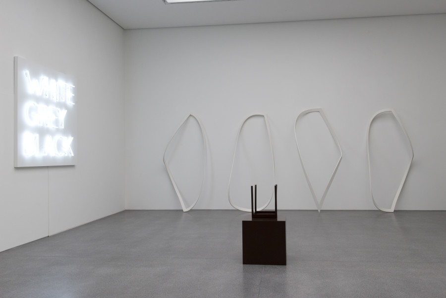 Bethan Huws, "White, Grey, Black", 2016 (links), Vaclav Pozarek, Short Cut, 1989 (vorne), Jürg Stäuble, Rohrabschnitte, 1992