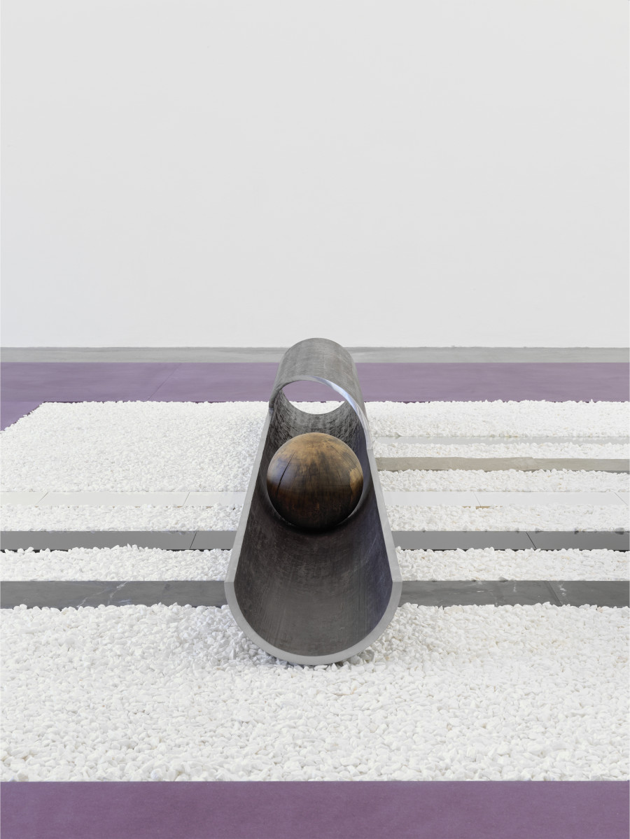 Kapwani Kiwanga, The worlds we tell: Threshold, 2022. Installationsansicht | Installation view, Museum Haus Konstruktiv, 2022 Valchromat, Kies, Spiegelglas, schwarzes Spiegelglas, Keramik, grauer Kandla Stein, Marmor, Stahlrohre, Ficuskugeln | Valchromat, gravel, mirror, black mirror, ceramic, kandla grey stone, marble, steel tubes, ficus spheres 1277 x 699 cm Foto I Photo: Stefan Altenburger