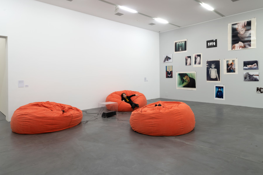Exhibition view Acts of Friendship – Acts 1 & 2, Angela Bulloch, Club Berlin, 1994 - 1997, Ruth Erdt, The Gang, 1984 - 2000. Sammlung Migros Museum für Gegenwartskunst, Foto: Flavio Karrer