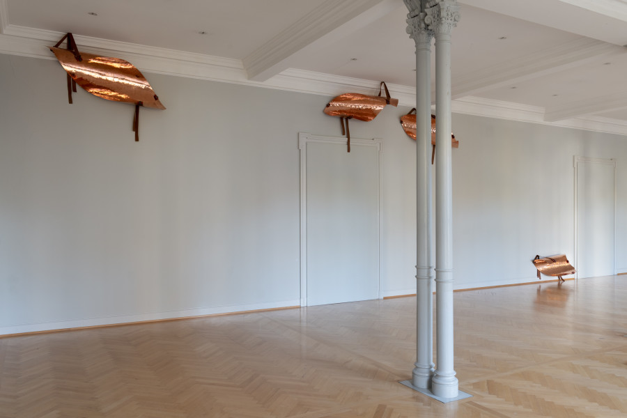 Marie Lund, The Falling, Sills, 2021, Installationsansicht Kunstmuseum St.Gallen, Courtesy Croy Nielsen, Wien und Galleri Nicolai Wallner, Kopenhagen, Foto: Sebastian Stadler