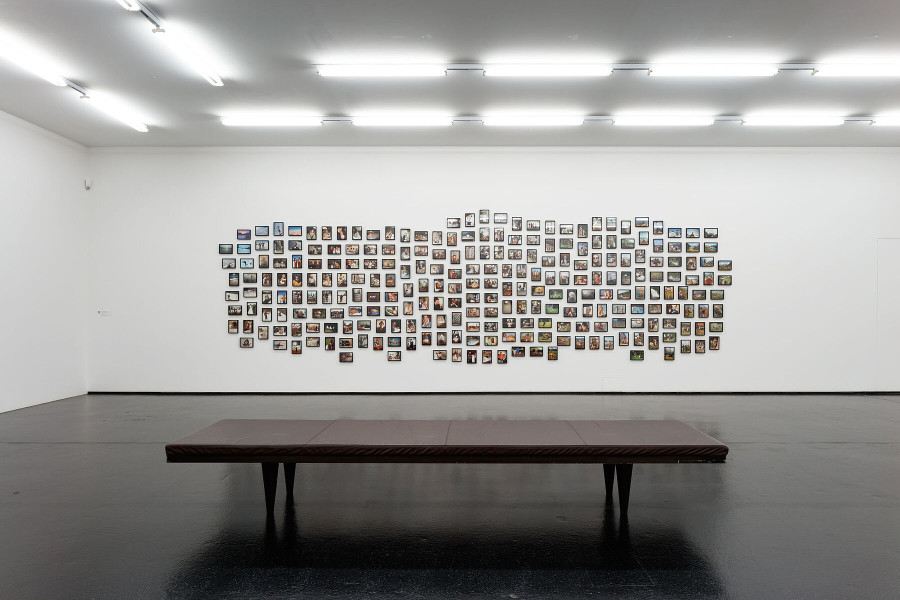 Installationsansicht Zeitgeschichten. Zeitgenössische Werke aus der Sammlung, 9.8. – 13.11.2022, Aargauer Kunsthaus, Aarau. Fiona Tan, Vox Populi Switzerland, 2010, C-Prints auf Papier, 300 x 800 cm, Aargauer Kunsthaus, Aarau / Schenkung der Freunde der Aargauischen Kunstsammlung. Foto: Philipp Hitz, Zürich