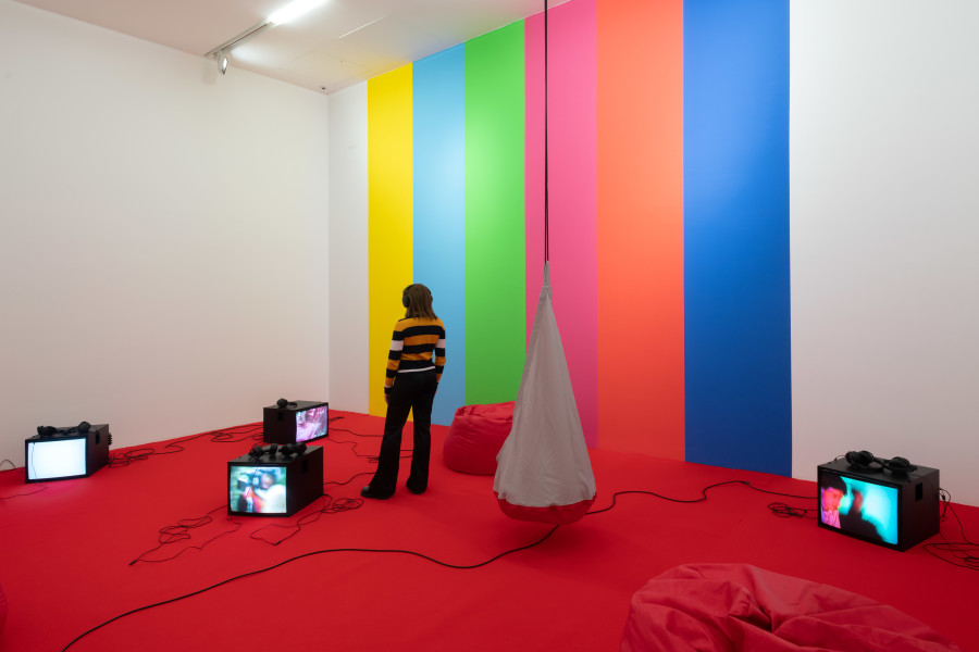 Alex Bag, Petterson Beckwith, Cash from Chaos / Unicorns & Rainbows, 1994 - 1997, 11-channel video projection on 5 monitors (color, sound). Sammlung Migros Museum für Gegenwartskunst, photo: Flavio Karrer