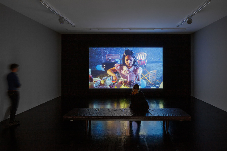 Installationsansicht Zeitgeschichten. Zeitgenössische Werke aus der Sammlung, 9.8. – 13.11.2022, Aargauer Kunsthaus, Aarau. Teresa Hubbard / Alexander Birchler, Eight, 2001, Aargauer Kunsthaus, Aarau / Depositum der Walter A. Bechtler-Stiftung. Foto: Philipp Hitz, Zürich