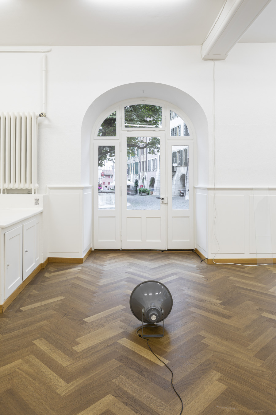 RADICAL SOURCES, Claire Fontaine, Dorota Gawęda & Eglė Kulbokaitė, Laurent Güdel, Jeanne Jacob, Hunter Longe, Lou Masduraud, Sadie Plant, Augustin Rebetez, Jan van Oordt, et un texte de Antoine Rubin, KRONE COURONNE, 2022, photocredit: Michal Florence Schorro