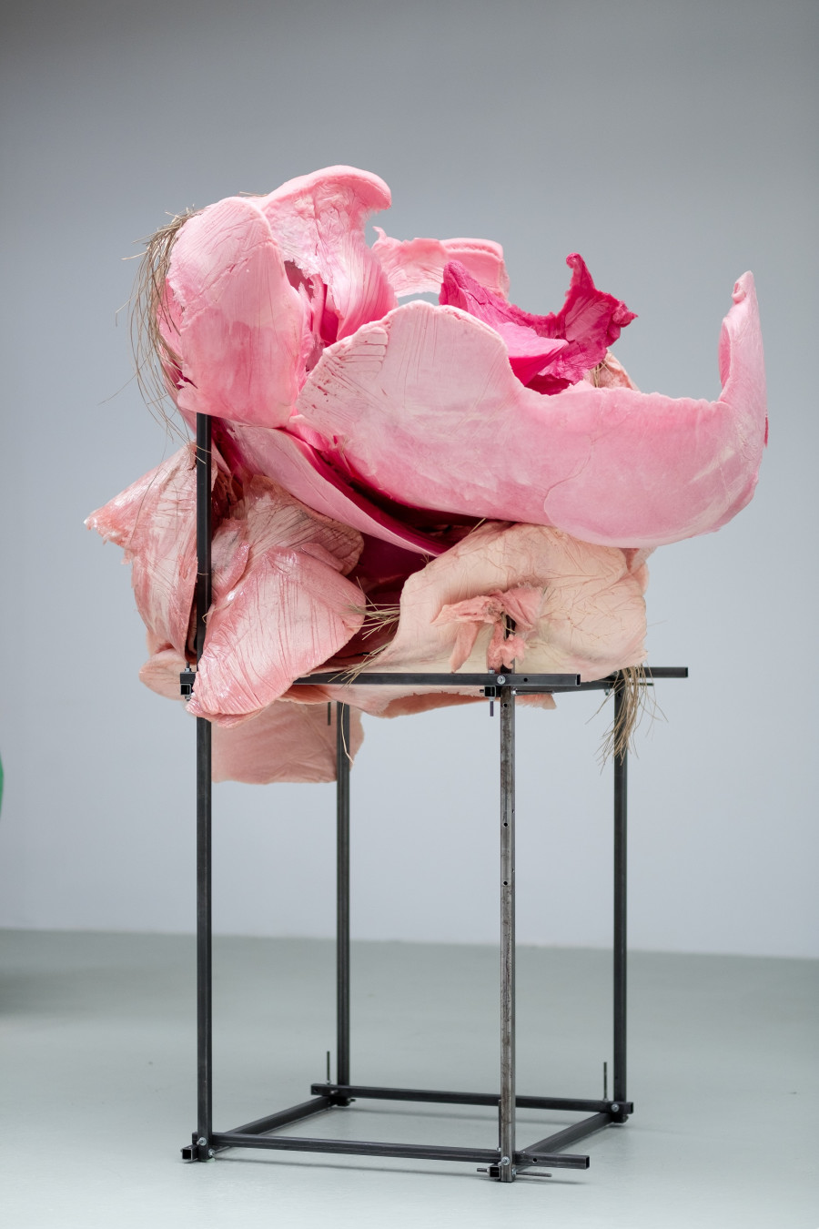 Grantina Daiga, La Med fresh, 2018, Metall, Schaumstoff, Stroh, 230 x 160 x 140 cm, Kunstmuseum Bern, Sammlung Stiftung GegenwART