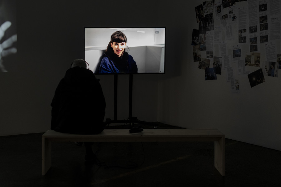 Milo Rau, Milo Rau inszeniert den Tell, 2022. Courtesy: Schweizer Radio und Fernsehen (SRF). Photo: Kunst Halle Sankt Gallen, Sebastian Schaub.