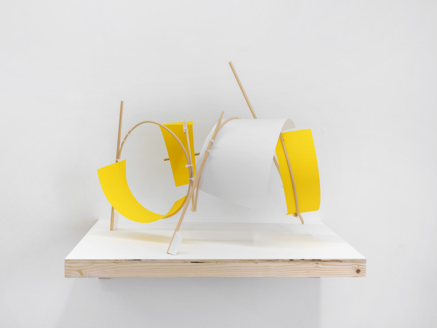 Esquisse aux vents No 8, 2020, rattan thread, wooden stick, cardboard, colson tie, 34 x 45 x 30 cm, © Julien Gremaud. Courtesy of the artist and Heinzer Reszler gallery.