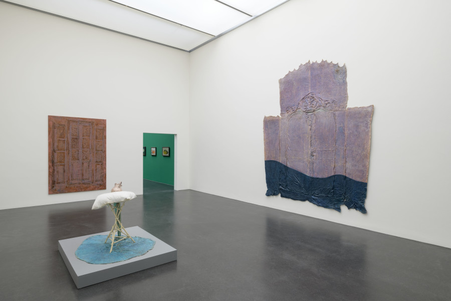 Ausstellungansicht Durch Raum und Zeit. Künstlerische Universen aus der Sammlung, Kunstmuseum Luzern, 2022, mit Werken von Heidi Bucher, Foto: Marc Latzel