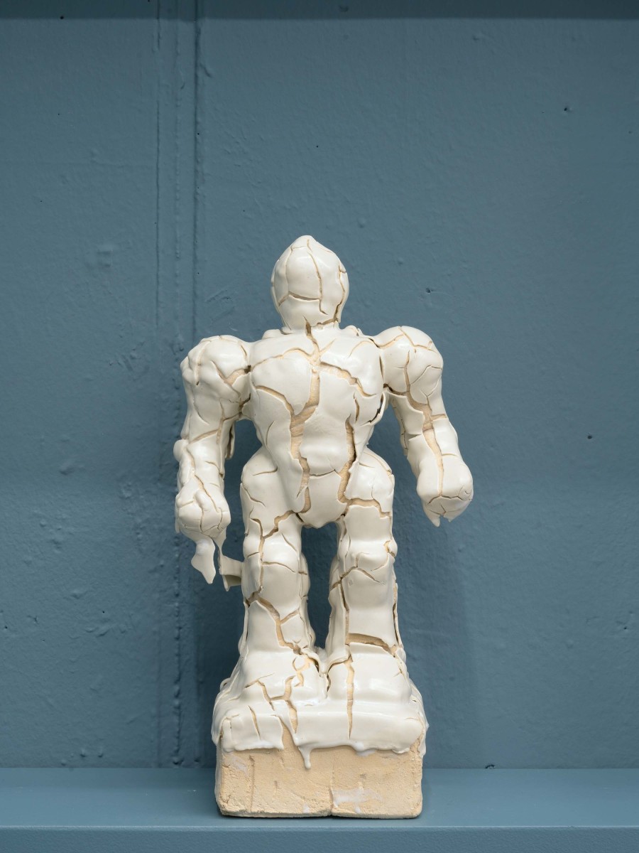 Christian Gonzenbach, Power Ranger. 2021, earthenware coated stoneware, 27 x 14 x 10 cm, Galerie Heinzer Reszler, 2021-2022. Courtesy of the artist and Heinzer Reszler gallery.