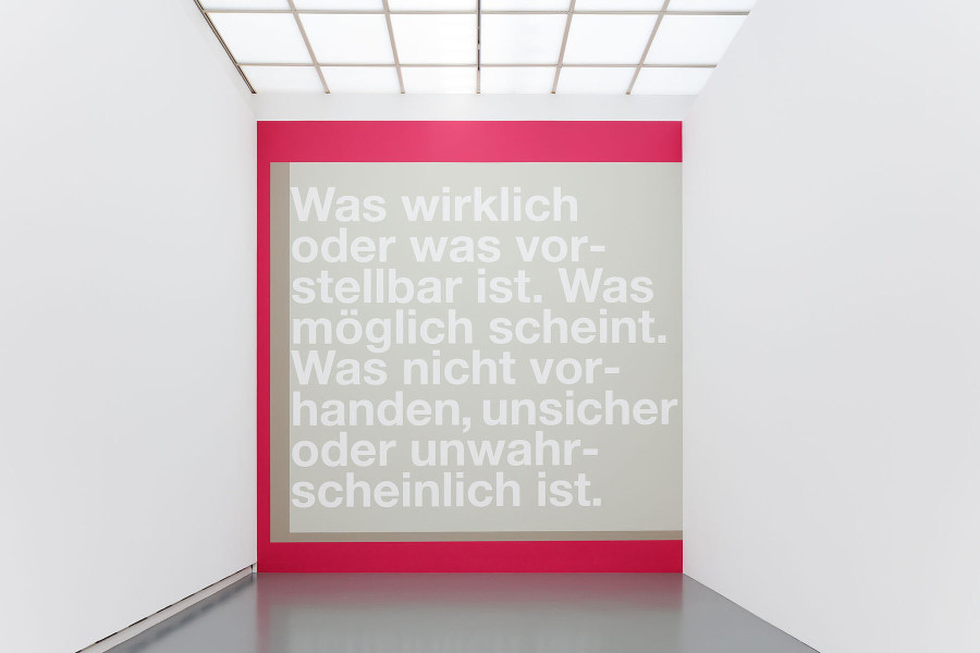 Installationsansicht Zeitgeschichten. Zeitgenössische Werke aus der Sammlung, 9.8. – 13.11.2022, Aargauer Kunsthaus, Aarau. Alex Hanimann, Ohne Titel, 1999/2022, Dispersionsfarbe auf Wand, Masse variabel, Aargauer Kunsthaus, Aarau. Foto: Philipp Hitz, Zürich
