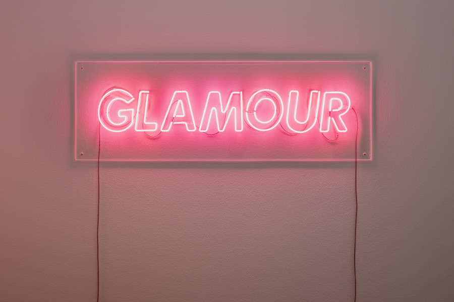 Installationsansicht Davor · Darin · Danach. Die Sammlung im Wandel, 15.5.–7.8.2022, Aargauer Kunsthaus, Aarau. Sylvie Fleury (*1961). Glamour, 1996, Neon, Acrylglasplatte Transformator, 50 x 150 cm. Aargauer Kunsthaus, Aarau / Schenkung Sammlung Ringier, Schweiz. Foto: ullmann.photography