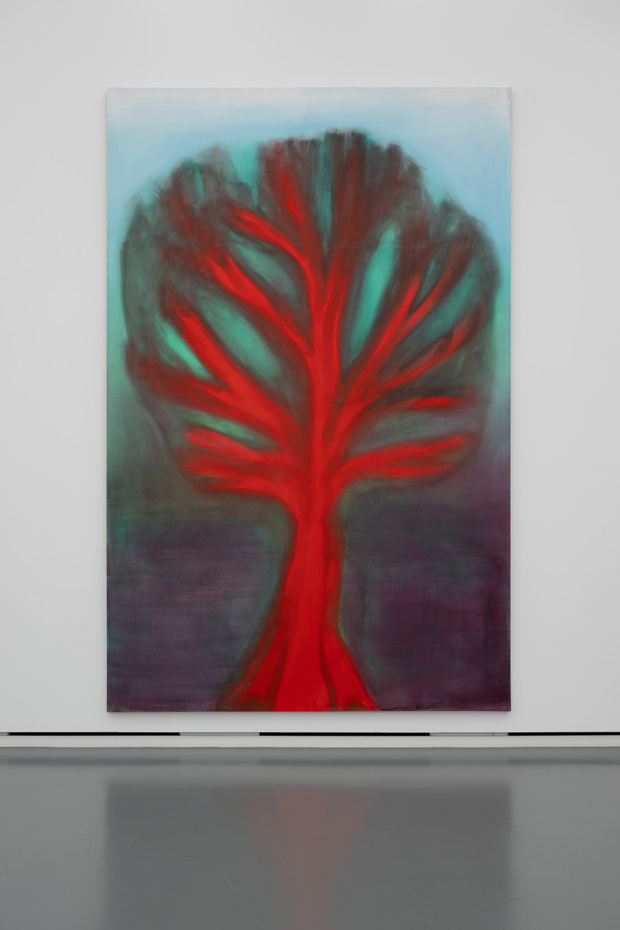 Installationsansicht Davor · Darin · Danach. Die Sammlung im Wandel, 15.5.–7.8.2022, Aargauer Kunsthaus, Aarau. Miriam Cahn (*1949). baum, September 2012, Öl auf Leinwand, 382 x 243 cm. Aargauer Kunsthaus, Aarau. Foto: ullmann.photography