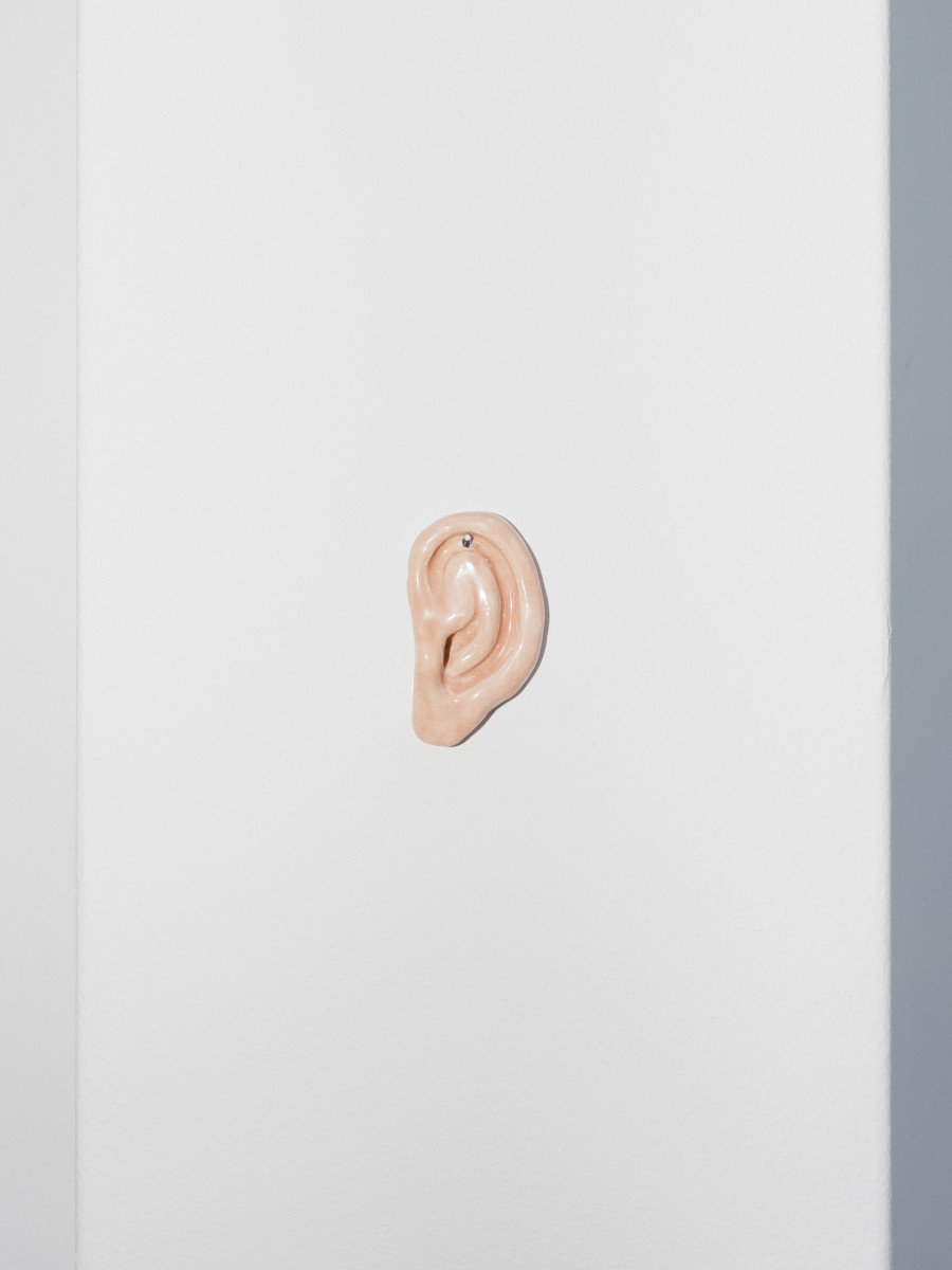Julie Monot, Listen Glazed sandstone, 8x4cm, 2021. Photo credit : Philip Frowein (@philipfrowein)