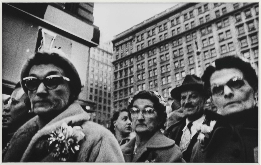 William Klein, Xmas, Macy‘s, December 1954, from the portfolio William Klein. New York. 54/55, Paris 1978 © William Klein