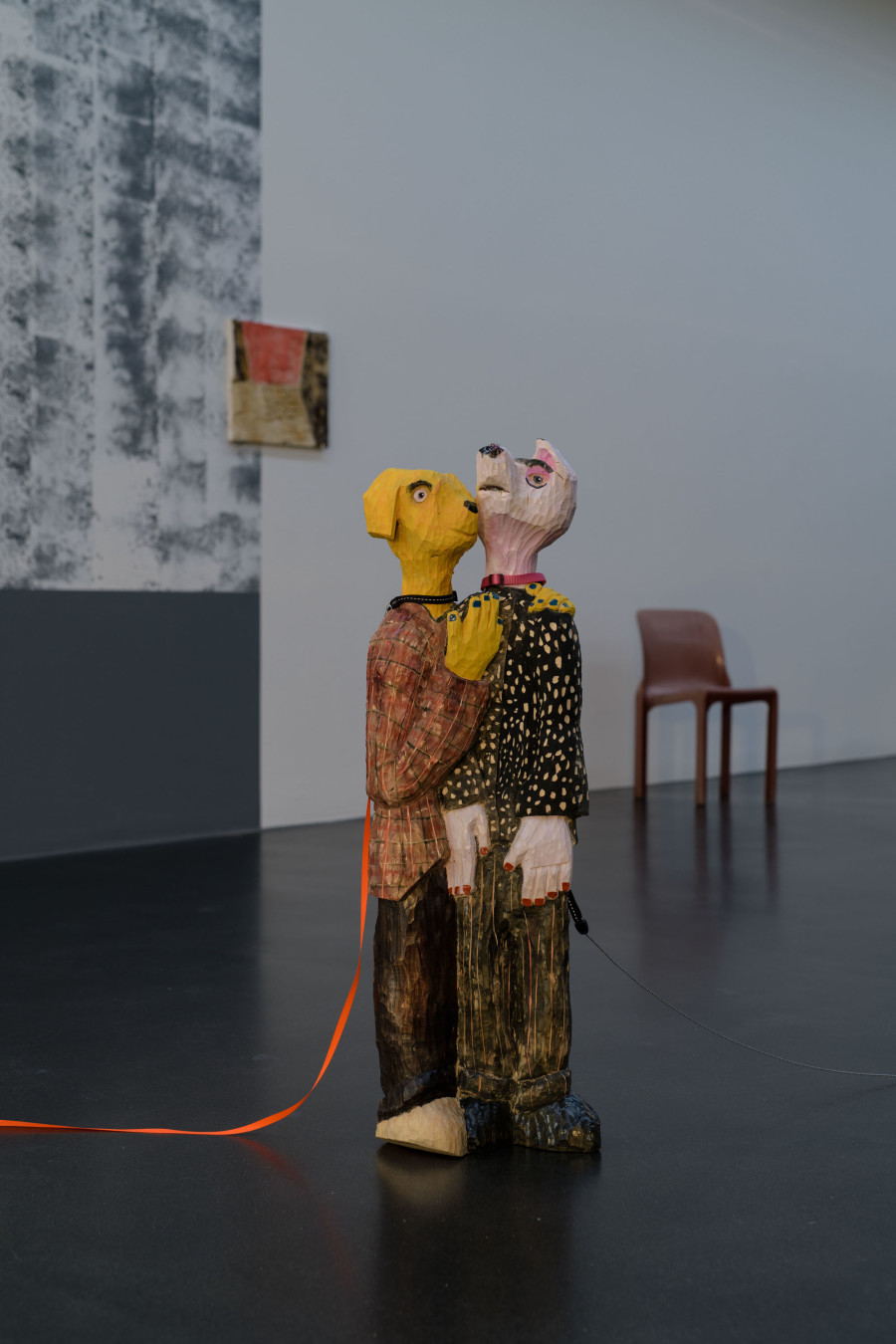 Micha Zweifel, Die zwei Freunde, 2020, Arvenholz geschnitzt, Farbe, Hundeleinen, und Door Mat 1, 2017, Gips, Pigmente, Ausstellungsansicht Zur Sackgasse 4. Stock / Manor Kunstpreis Zentralschweiz Luzern, Foto: Marc Latzel