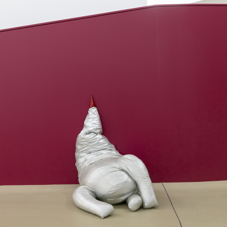 First Spaceship on Venus (Soft Rocket in Silver 1), Sylvie Fleury, 1999, Acrylic fleece, cotton, foam and synthetic material, 250 x 80 x 80 cm. © bei der Künstlerin / the artist. Privatsammlung Zürich. Photo Credit: Julian Salinas
