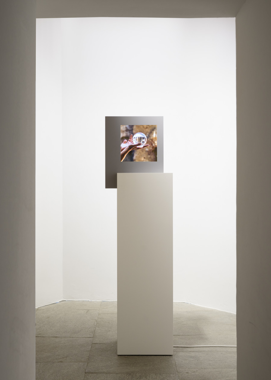 Exhibition view, Su-Mei Tse, Gewisse Rahmenbedingungen 3 (Villa Adriana), 2015 - 2017, Video Sculpture, Color video, media player, USB stick, 3 min, 01 sec - loop, 173 x 32 x 40 cm, White pedestal 131 x 40 x 32 cm, gray box 53 x 43 x 8 cm, 1/3. Photo: Ralph Feiner, Courtesy of the artist and Galerie Tschudi