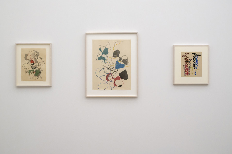 Installationsansicht Eine Frau ist eine Frau ist eine Frau... Eine Geschichte der Künstlerinnen 27.8.2022 – 15.1.2023, Aargauer Kunsthaus, Aarau. Sophie Taeuber-Arp, Passion de lignes (Lignes de printemps, lignes ondoyantes, plans remplis), 1941 © Privatbesitz / Depositum Aargauer Kunsthaus, Aarau. Géométrique et ondoyant, plan et lignes, 1941, Aargauer Kunsthaus, Aarau / Depositum aus Privatbesitz. Tâches quadrangulaires évoquant groupe de personnages, 1920, Aargauer Kunsthaus, Aarau / Depositum aus Privatbesitz. Foto: Zoe Tempest, Zürich