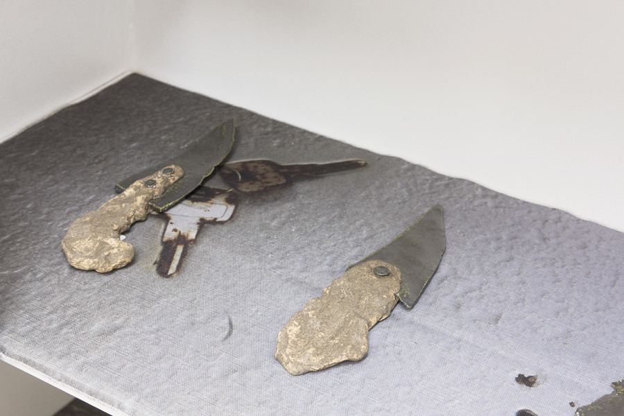 Hadas Auerbach, Knives, 1-23/23, 2020, ceramic and glaze on printed textile, various dimensions. Photography: Sebastian Verdon/ all images copyright and courtesy of the artists, CAN Centre d’art Neuchâtel, Sans titre (2016).