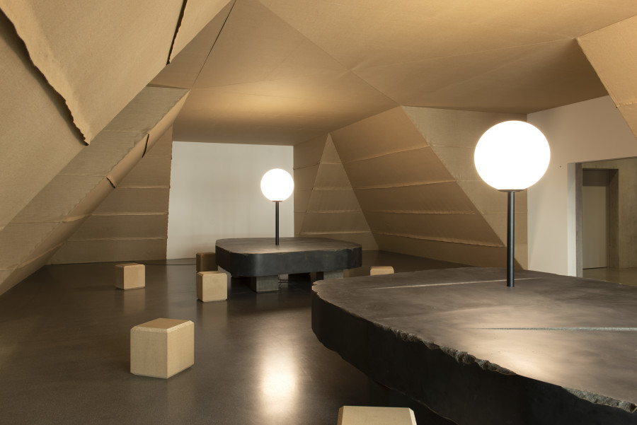 Markus Müller, Im Umbau, 2022. Holz, Jute, Lack auf Spanplatte, Stahl, Leuchtkörper, Taschenbuch. Courtesy the artist and Nicolas Krupp.